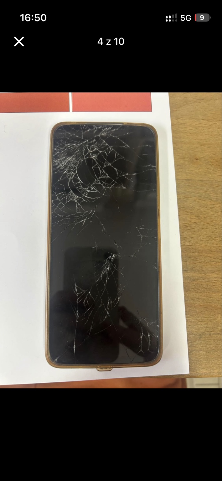 Prasklé krycí sklo telefonu před servisním zásahem.