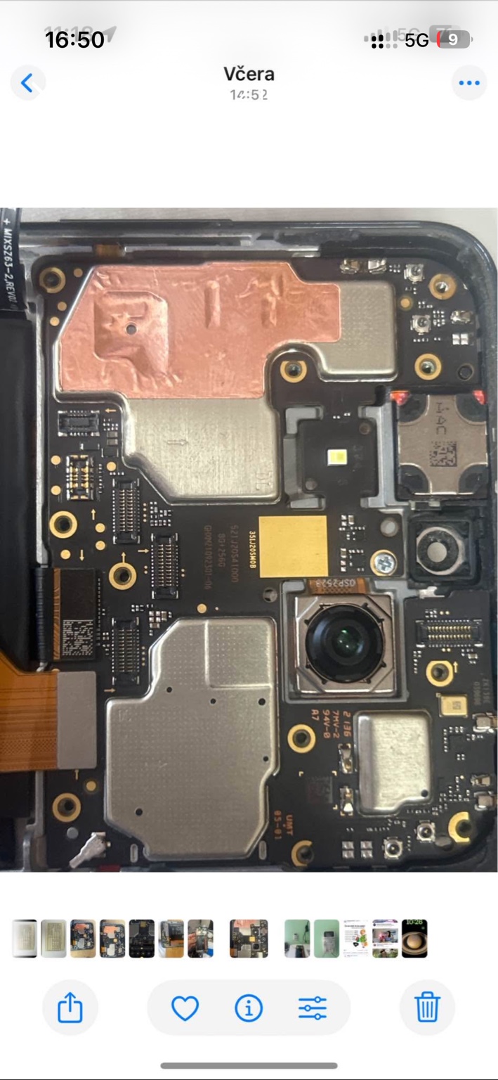 Detail základní desky rozebraného telefonu.