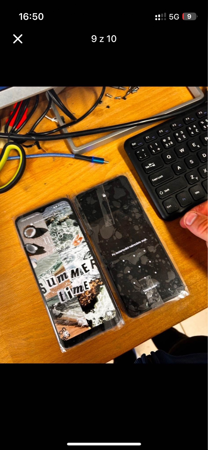 Rozebraný telefon na pracovním stole.